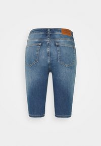 Denimové bermudy v středně modré barvě s vybledlým povrchem, se straight střihem, dvěma zadními kapsami a značkovou koženou nášivkou na pase.