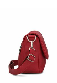 Borsa a tracolla rossa in pelle con patta, tracolla regolabile, accessori in argento e texture liscia. Forma rettangolare compatta con bordi arrotondati.