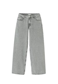 Jean large gris clair en denim. Caractéristiques : fermeture à bouton et à glissière, passants de ceinture et design classique à cinq poches.