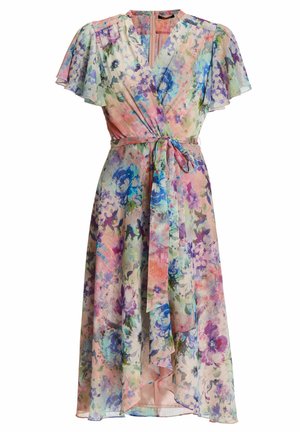 Florales Wickelkleid mit pastellblauen, violetten und rosa Blumen, flatternden Ärmeln, V-Ausschnitt und passendem Stoffgürtel, der in der Taille gebunden ist.