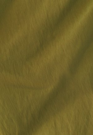 Olīvu zaļas teksturētas audums ar vieglu spīdumu, ar diagonālu aušanas rakstu un gludu virsmu.