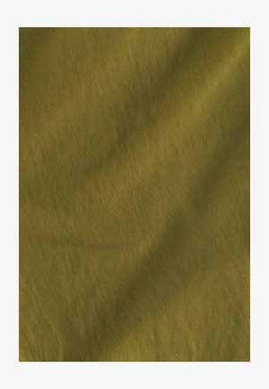 Olive rohelises tekstuuriga kangas, millel on õrn sära, diagonaalne kootud muster ja sile pind.