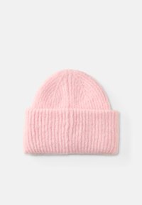 Gorro de malha canelada rosa com bainha dobrada. Feito de material macio, apresenta um padrão texturizado e elevado por toda a parte.