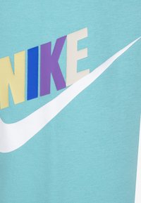 Nike Sportswear CLUB UNISEX SET - Pantalones deportivos - green frost