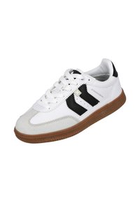 Zapatilla blanca con rayas negras, puntera de ante texturizado y suela de goma. Presenta cierre de cordones y logo grabado en el lateral.