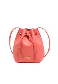 Wielokolorowa skórzana torba o kształcie wiaderka z regulowanym sznurkiem na górze, złotym logiem oraz dwoma ramiączkami. Gładka tekstura i zaokrąglony kształt.