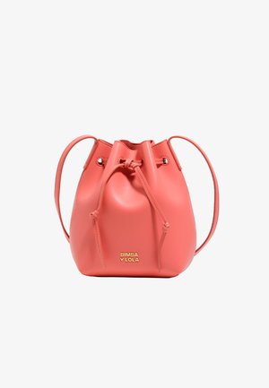 Korallfarbene Leder-Einkaufsstasche mit verstellbarem Kordelzug-Verschluss, goldfarbenem Logo-Detail und zwei Schulterriemen. Glatte Textur und runde Form.