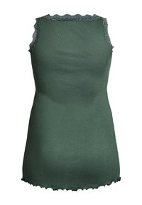 Grünes geripptes Tanktop mit gewelltem Spitzensaum an Ausschnitt und Saum. Es hat einen taillierten Schnitt und weichen, dehnbaren Stoff.