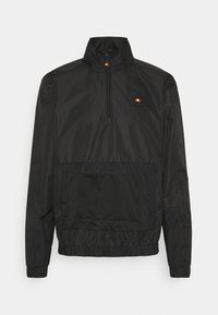 Veste coupe-vent noire avec col montant, demi-fermeture éclair et poche avant en mesh. Logo en rouge et jaune placé sur le côté gauche de la poitrine.