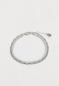 Bracciale in tonalità argento con due catene intrecciate, arricchito da gemme trasparenti rettangolari. Include una chiusura a forma di aragosta e una catena di estensione.