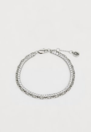Bracelet en ton argent composé de deux chaînes entrelacées, agrémenté de pierres précieuses rectangulaires transparentes. Comprend un fermoir mousqueton et une chaîne d'extension.