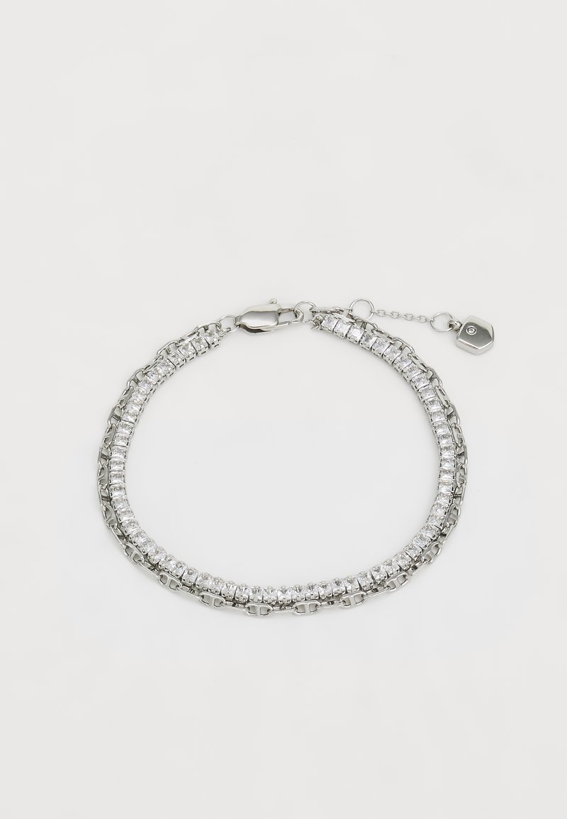 Bracciale in tonalità argento con due catene intrecciate, arricchito da gemme trasparenti rettangolari. Include una chiusura a forma di aragosta e una catena di estensione.