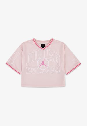 Haut de sport Jordan court rose clair avec bordures blanches et roses, arborant un grand texte "JORDAN EST. 1984" et le logo Jumpman à l'avant.