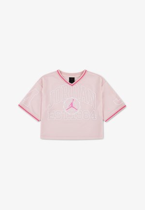 Jasnoróżowy, krótki top sportowy Jordan z białym i różowym wykończeniem, z dużym napisem "JORDAN EST. 1984" oraz logo Jumpman z przodu.