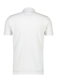 Weißes Poloshirt mit klassischem Design; kurze Ärmel, Kragen und glattes, leichtes Material; besitzt einen sauberen Rücken ohne Verzierungen.