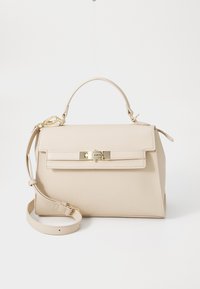 Beige lærveske med en strukturert form, topphåndtak, avtagbar skulderstropp og hardware i gulltone. Har klaffelukking.