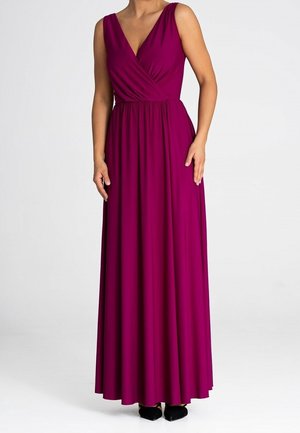 Mujer con un vestido sin mangas, largo hasta el suelo, de color magenta intenso, con escote en V y cintura fruncida, posando frente a un fondo blanco.