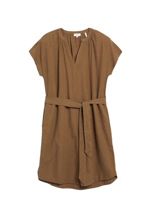 Robe marron à manches courtes, longueur genou, col rond, découpe en V devant, ceinture nouée à la taille et texture de tissu douce.