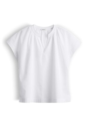 Blouse blanche à manches courtes avec encolure ronde, légère fente devant et détails froncés subtils près du col.