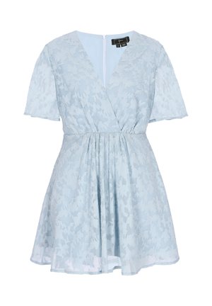 Vestito corto azzurro chiaro con motivo in pizzo floreale, scollo a V, maniche corte, vita arricciata e chiusura posteriore con cerniera.