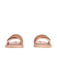 Et par lyserøde slidesandaler med teksturerede stropper, set forfra på en hvid baggrund.