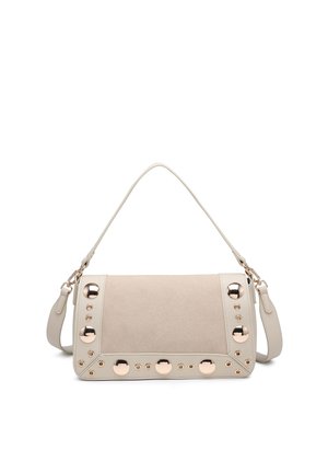 Borsa a tracolla beige con tracolla rimovibile, decorata con grandi e piccoli borchie rotonde dorate lungo i bordi e il pannello centrale.