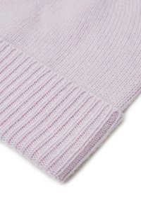 Tessuto lavorato a maglia di un leggero viola, con una texture a coste e cuciture ordinate, con fibre visibili e un aspetto morbido.