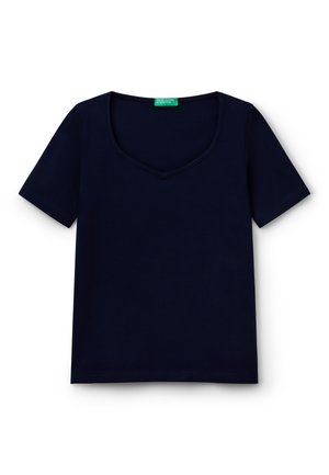 Granatowa koszulka z krótkim rękawem z dekoltem w serek, wykonana z gładkiej bawełny. Posiada zieloną metkę marki wewnątrz dekoltu.