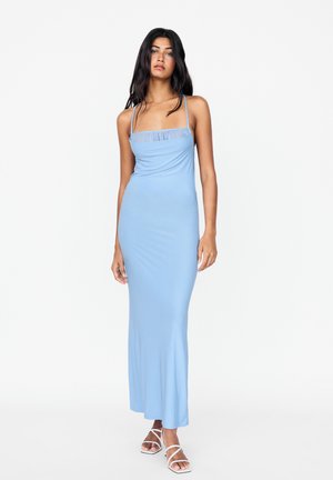 Helles blaues Maxikleid mit Spaghetti-Trägern, tailliertem Oberteil und gerafftem Detail am Ausschnitt. Glatte Textur und weicher Stoff.