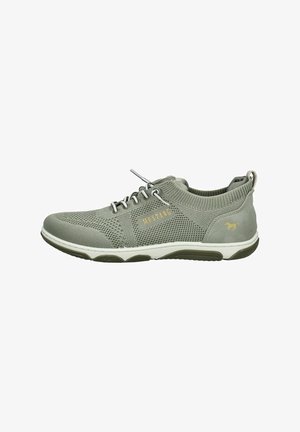 Grijze mesh sneaker met ronde teen, elastische veters en witte rubberen zool. Gouden 'MUSTANG'-logo en paarddetail op de hak.