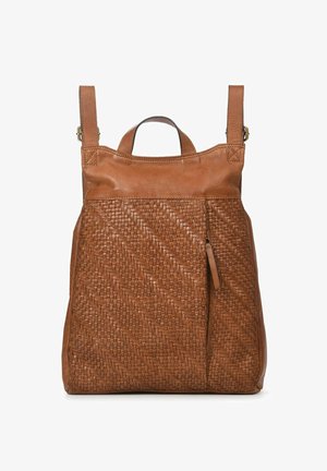 Helle Leder-Rucksack mit einem gewobenen Frontdesign, flacher Bauweise, Oberhandgriff und verstellbaren Trägern. Verfügt über eine Reißverschlusstasche auf der Vorderseite.
