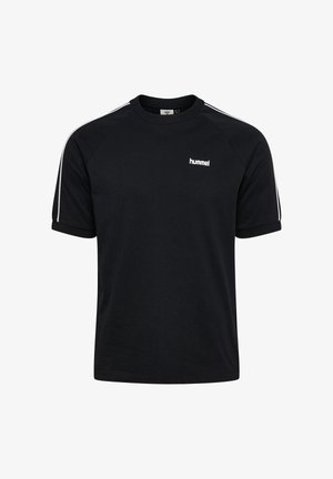 Czarna, sportowa koszulka z krótkim rękawem, z białym logo „hummel” na piersi oraz białymi paskami biegnącymi wzdłuż ramion i rękawów.