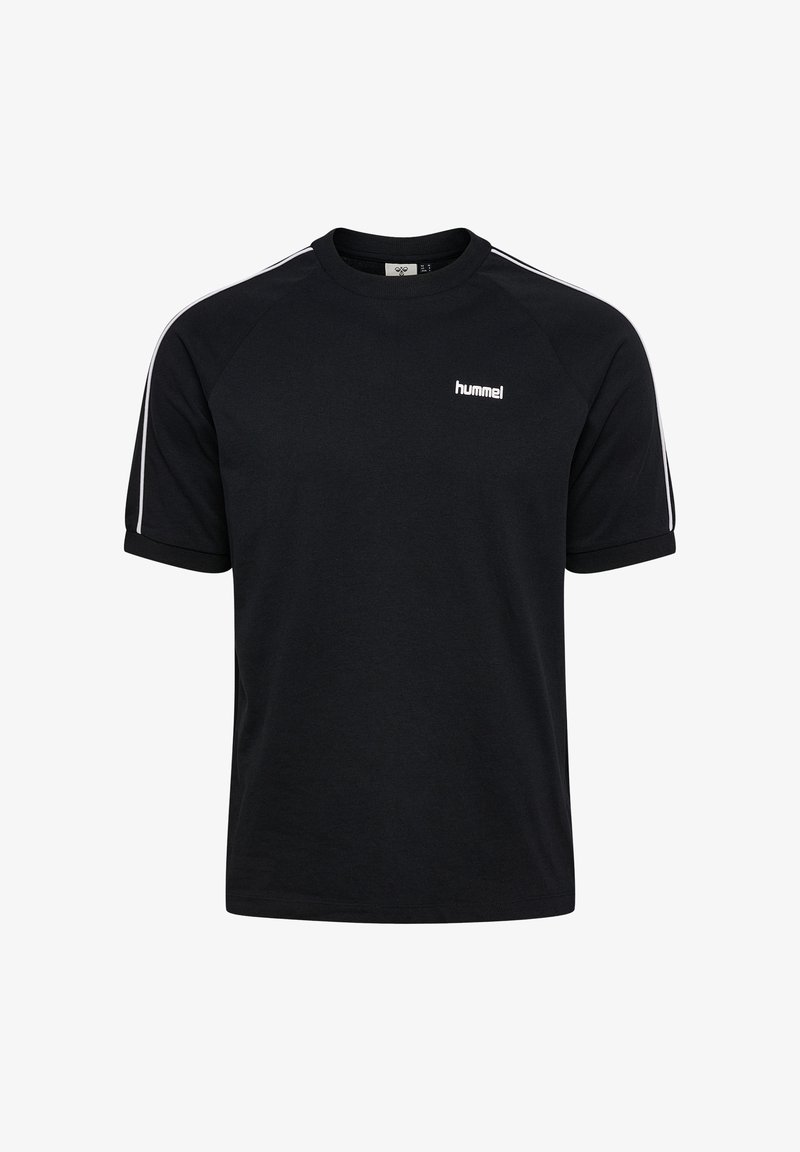 Sort kortærmet sportst-shirt med hvide "hummel"-logo på brystet og hvide striber langs skuldre og ærmer.