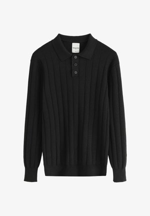 Pull polo noir côtelé avec col replié, patte à trois boutons et manches longues. Le tissu tricoté présente une finition texturée.