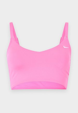 Brassière de sport rose vif avec fines bretelles doubles et un petit logo blanc Nike swoosh en haut à droite.
