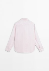 Lichtroze blouse met lange mouwen, knopen, subtiele verticale strepen, wijde kraag en knoopmanchetten, gezien vanaf de achterkant tegen een witte achtergrond.