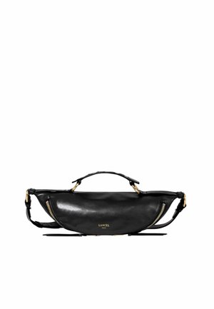Sac en cuir noir au design courbé, avec des accents en matériel doré, des détails en zip et une bandoulière amovible. Affiche un logo de marque bien visible.