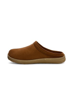 Sabot en suede marron avec un bout arrondi, un dos bas et une semelle en caoutchouc texturé. Design minimaliste sans fermetures ou motifs visibles.