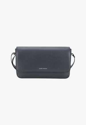 Navyblaue Leder-Crossbody-Tasche mit Klappenverschluss, silberner Hardware und geprägtem Logo. Glatte Oberfläche mit minimalistischem Design und verstellbarem Tragegurt.