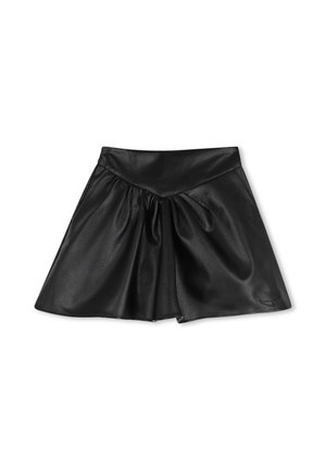 Jupe évasée en simili cuir noir avec une large ceinture et des plis froncés à l'avant, posée à plat sur fond blanc.