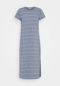 Robe bleue à rayures avec des manches courtes, décolleté rond, en tissu doux. Présente des rayures horizontales blanches et une fente sur le côté.