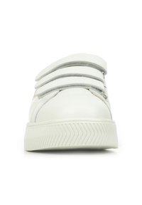 Witte sneaker met een gladde leren bovenkant, drie grijze elastische banden, een gestructureerde rubberen zool en een minimalistisch ontwerp.