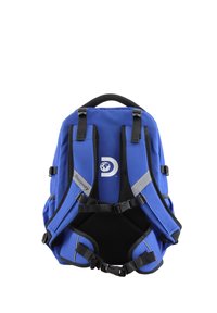 Mochila azul con un acabado texturizado, que cuenta con correas negras y un acento reflectante. Logo en la parte frontal, correas ajustables en la parte trasera.