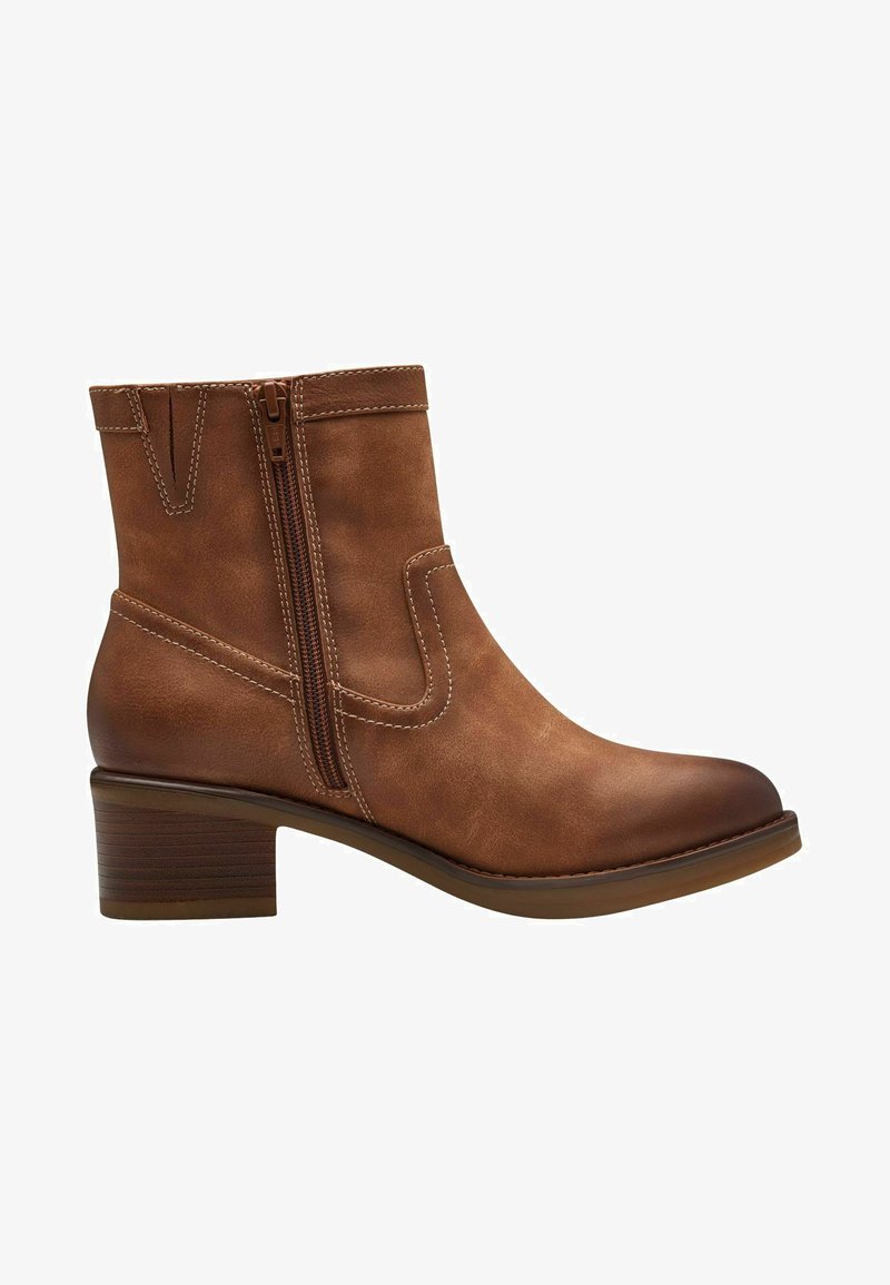 Bottine en cuir marron avec un talon large, fermeture éclair sur le côté et détails de couture contrastants. Texture lisse et design à bout rond.