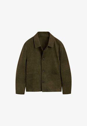 Giacca in suede verde oliva con colletto, bottoni anteriori e due grandi tasche applicate per riporre e mantenere funzionalità.