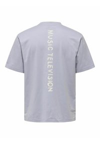 Lyse lilla bomulds t-shirt med korte ærmer, der har teksten "MUSIC TELEVISION" trykt lodret i hvidt på ryggen. Rund halsudskæring.
