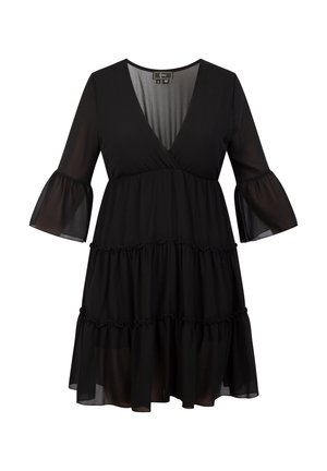 Melnas kleitas dziļa V-veida kakla izgriezums, trīs ceturtdaļu kuplās piedurknes, griezti ar volāniem un viegls, caurspīdīgs audums.