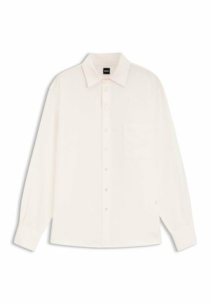 Chemise blanche à manches longues avec col, poche poitrine gauche et étiquette de la marque BOSS à l'intérieur du col.