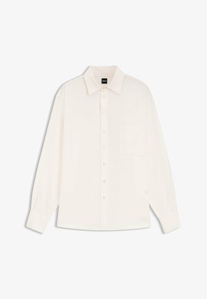 Biała koszula z długim rękawem na guziki, z kołnierzykiem, lewą kieszenią na piersi oraz metką marki BOSS na wewnętrznej stronie kołnierza.