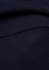 Marineblauwe gebreide stof met een fijne textuur, een gladde oppervlakte en subtiele rek. Geen zichtbare patronen of hardwaredetails.